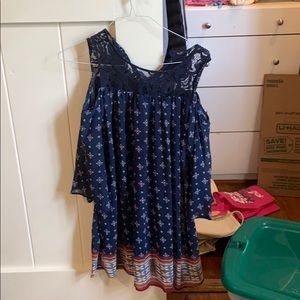 super cute flowy dress!